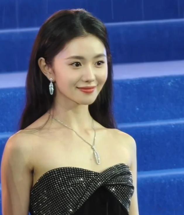 北影节红毯生图来了：高圆圆脸黄土气、戚薇肿胀、马丽惊艳全场！