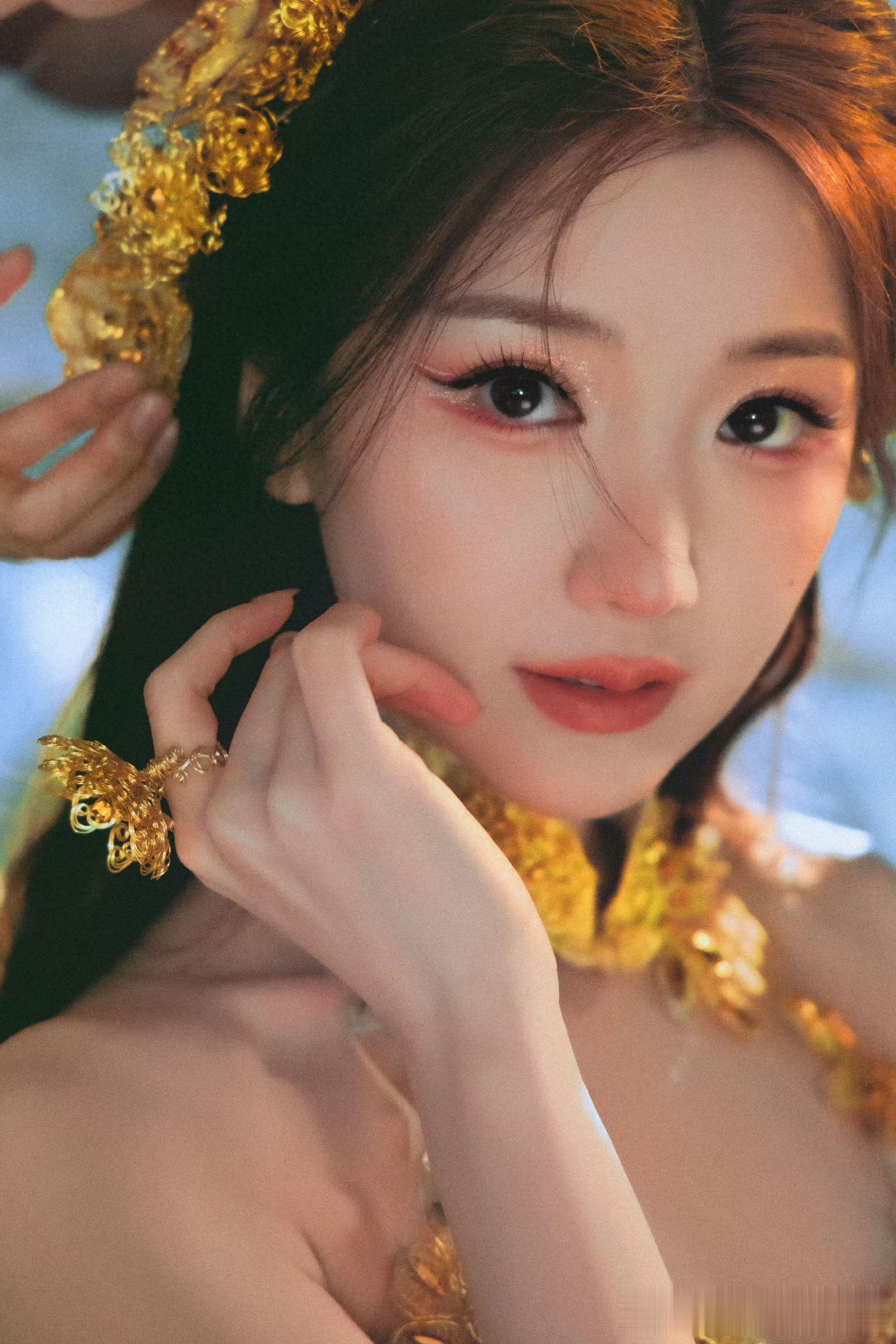 女星毛晓彤千年古韵：油纸伞下的温柔与浪漫！ ???