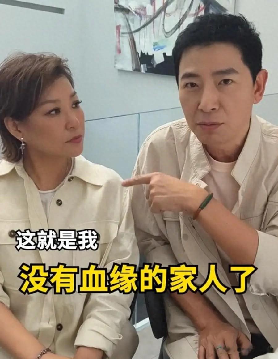 56岁李静飞清迈陪戴军过年,两个人手拉手散步,相处很像夫妻