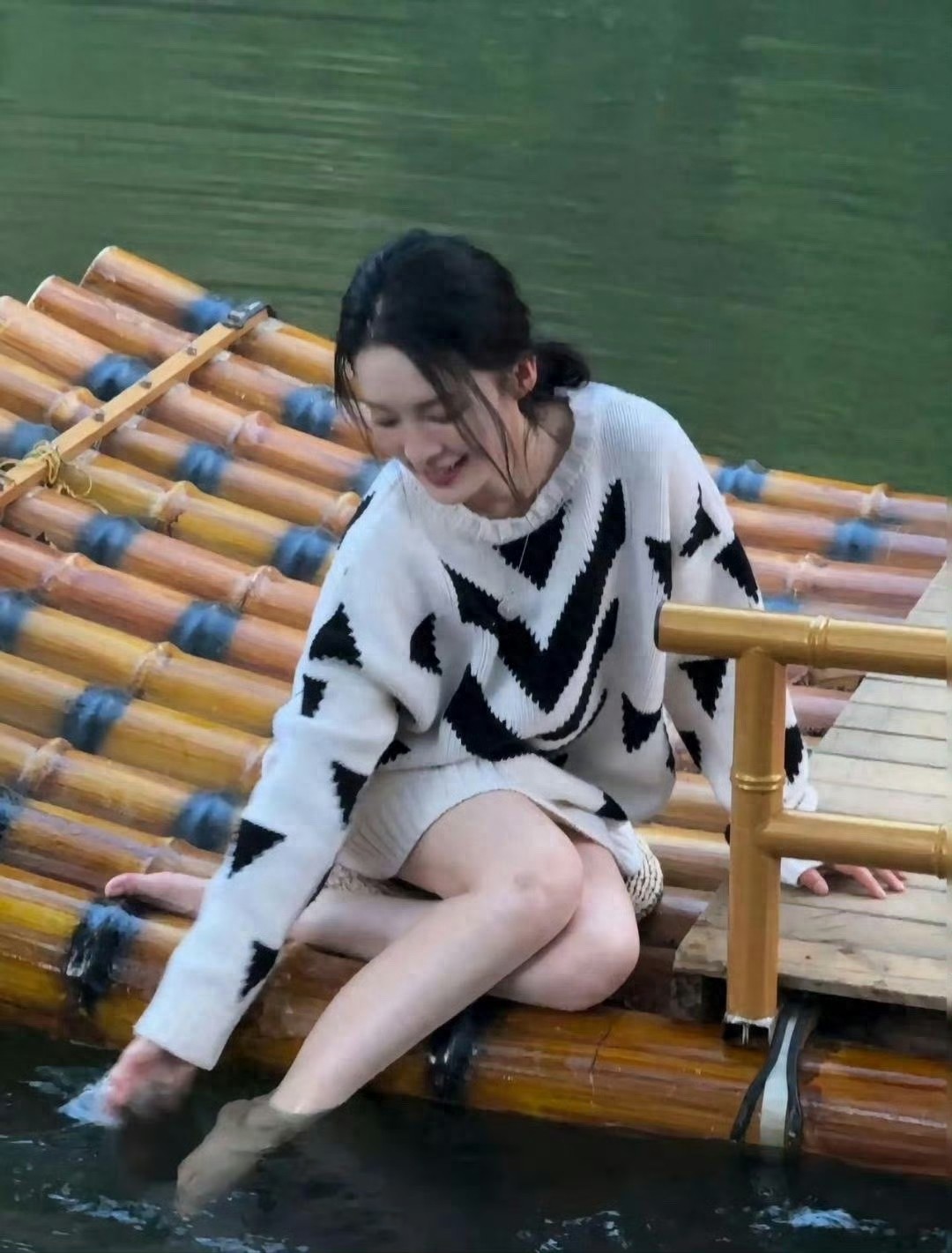 李沁的裸足线条干净纤细，自带一种清冷又温柔的氛围感