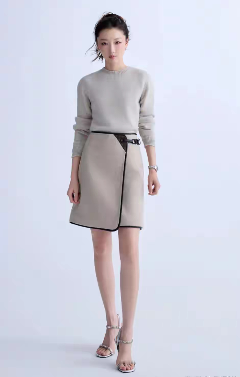 周冬雨真是女神范儿满满，简单搭配就散发出高级感！