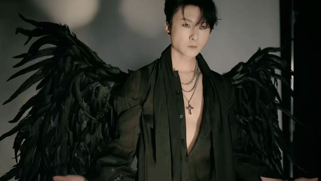 TVB知名视帝新造型再度受质疑，吓坏网民，被指很恐怖