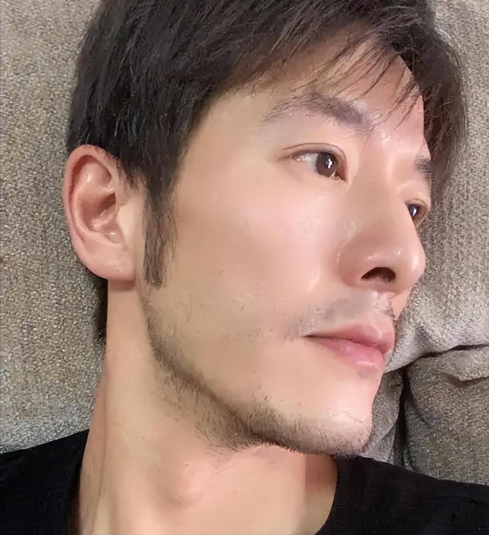 不再遮掩！和刘晓庆拍吻戏男主正面回应，让观众知道了他的想法