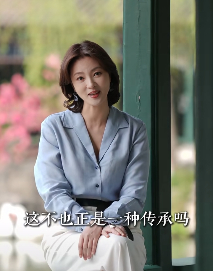刘芳菲分享上巳节文化，蓝衬衫配白裤，知性优雅美貌依旧