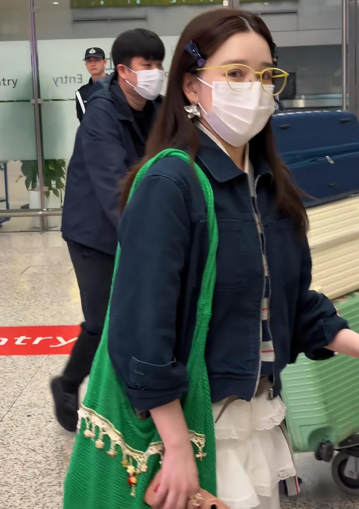 阚清子昨天生日，老公接机帮她推行李准备超大束鲜花，真的好幸福