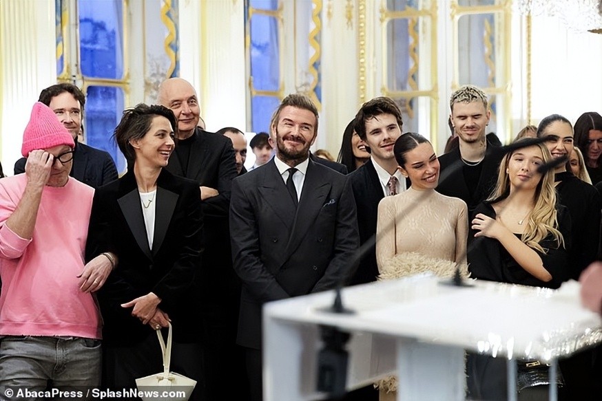 贝嫂无声的反击：和3个孩子2个准儿媳拍全家福，趾高气扬无视大布