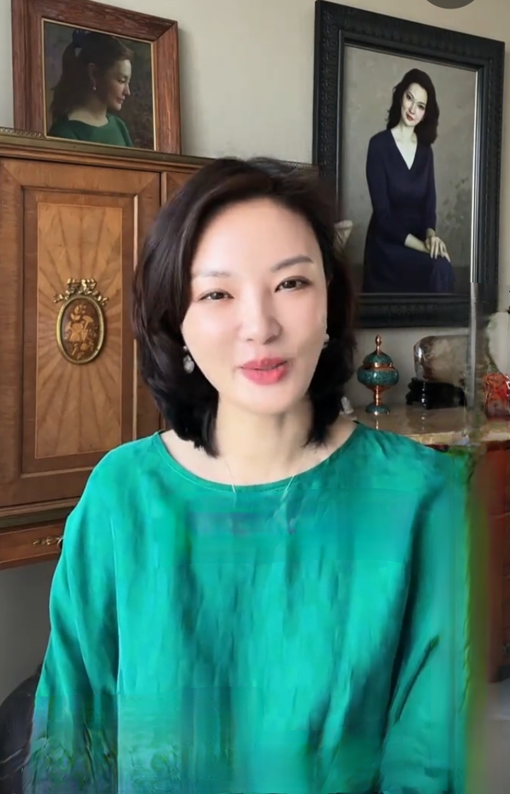 刘芳菲分享绿色穿搭，一袭湖绿衣衫配短发，知性优雅尽显东方美