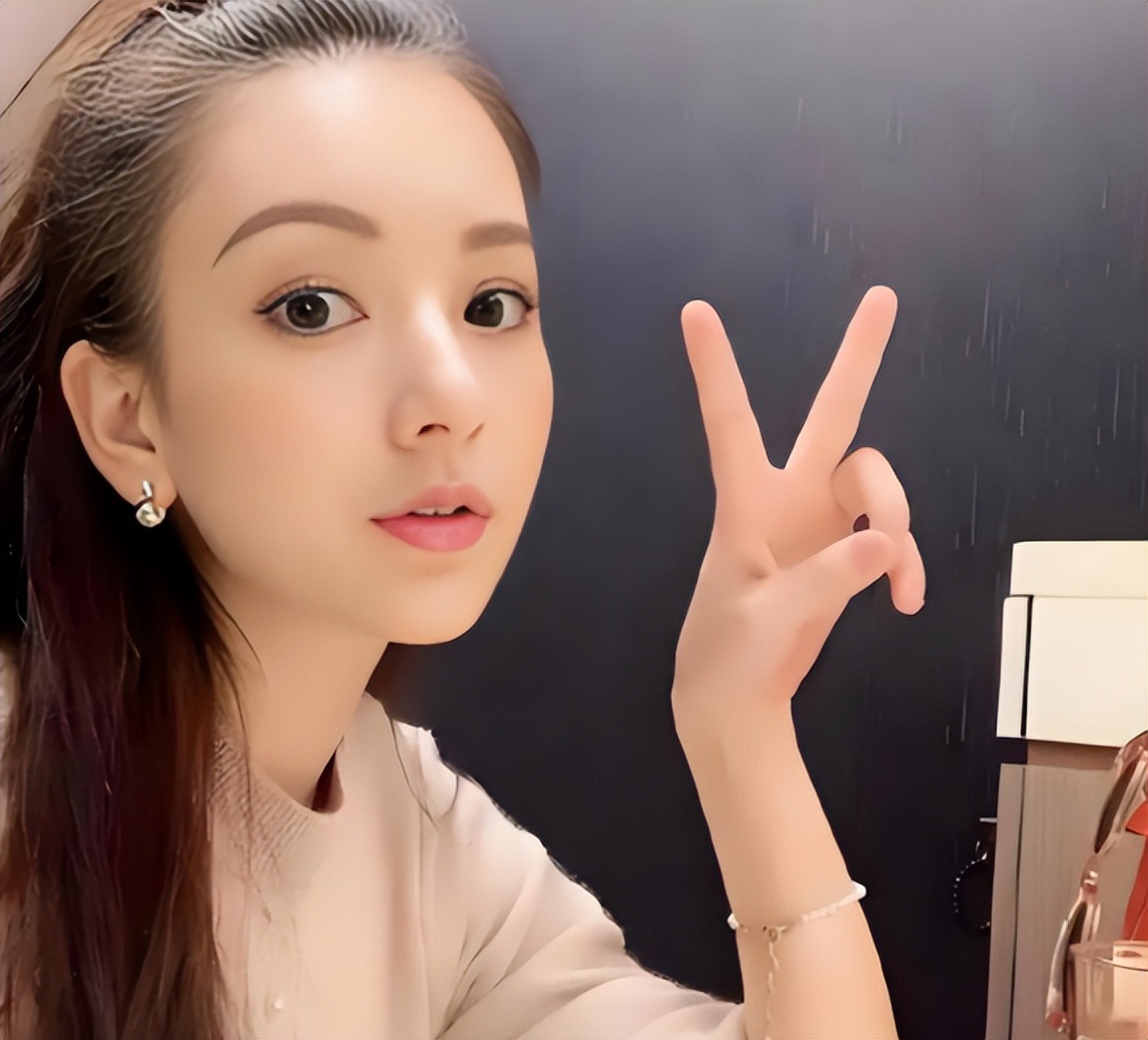 郭富城没想到，生三胎只4个多月，方媛就这样打出一副“王炸”