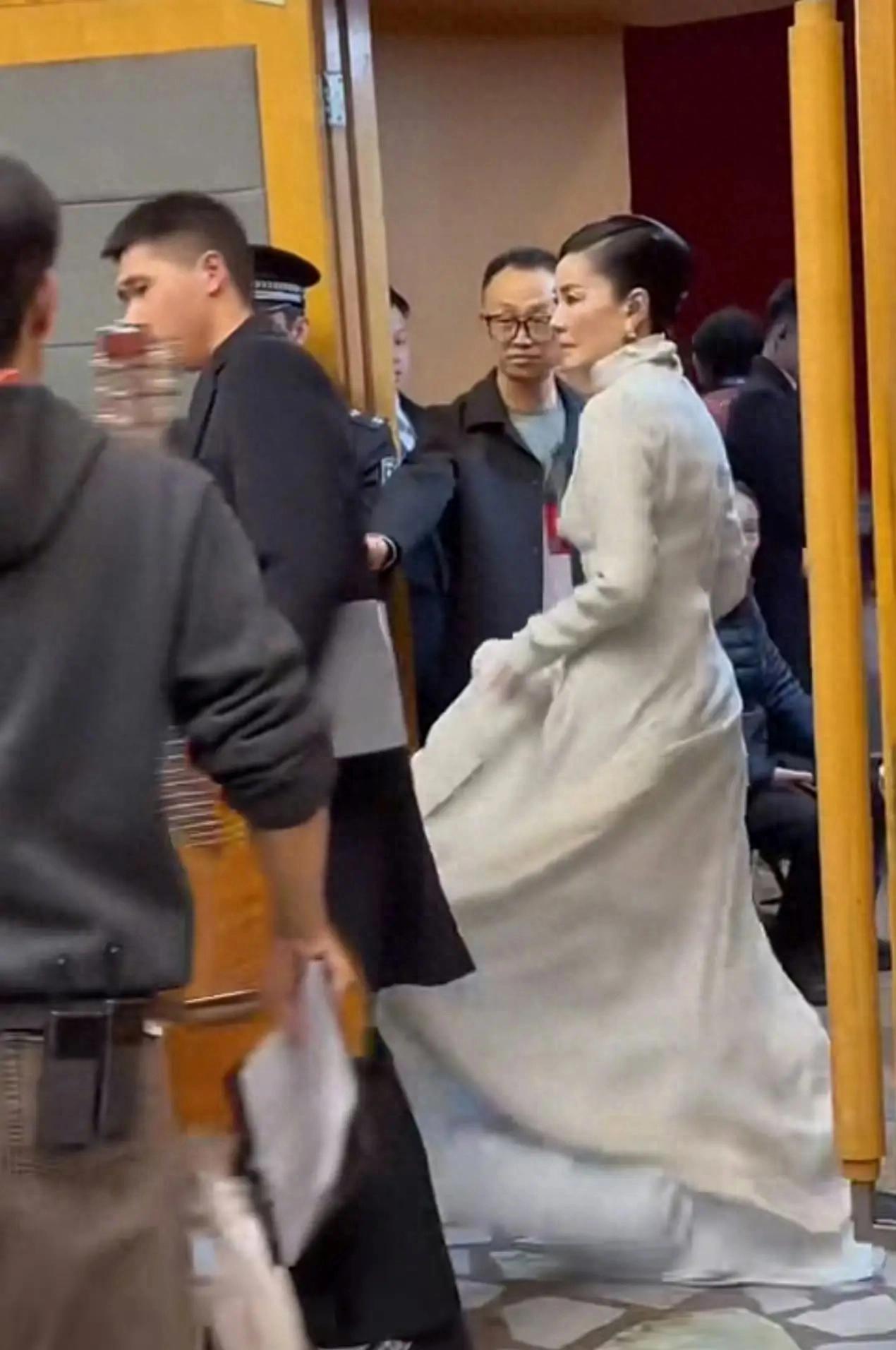 王菲春晚彩排！铁三角合体，造型封神