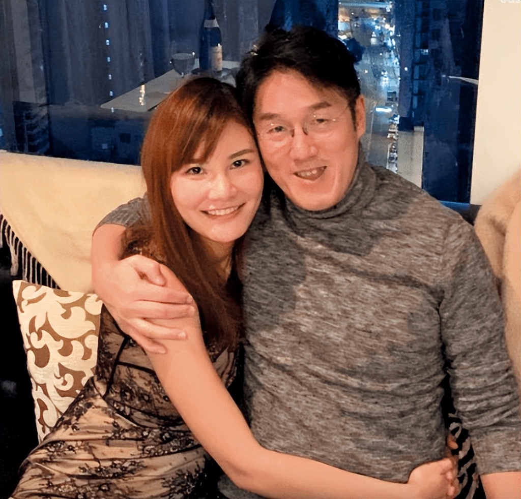 67岁富商公开带情妇亮相,女方连生4胎身材火辣,哭着说不被尊重