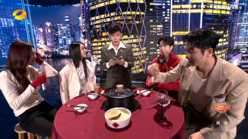 薛凯琪元宵晚会造型太清凉，现场冻到发抖，沈梦辰立马为她披衣服