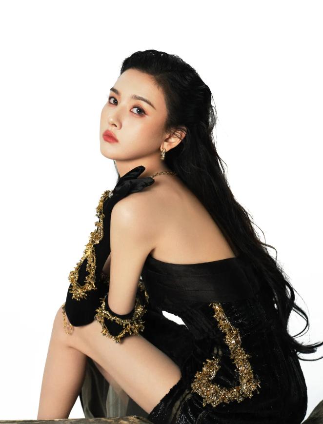 她被称为内娱最美童星，长得明艳贵气 偏偏跌入低谷现重当顶流小花
