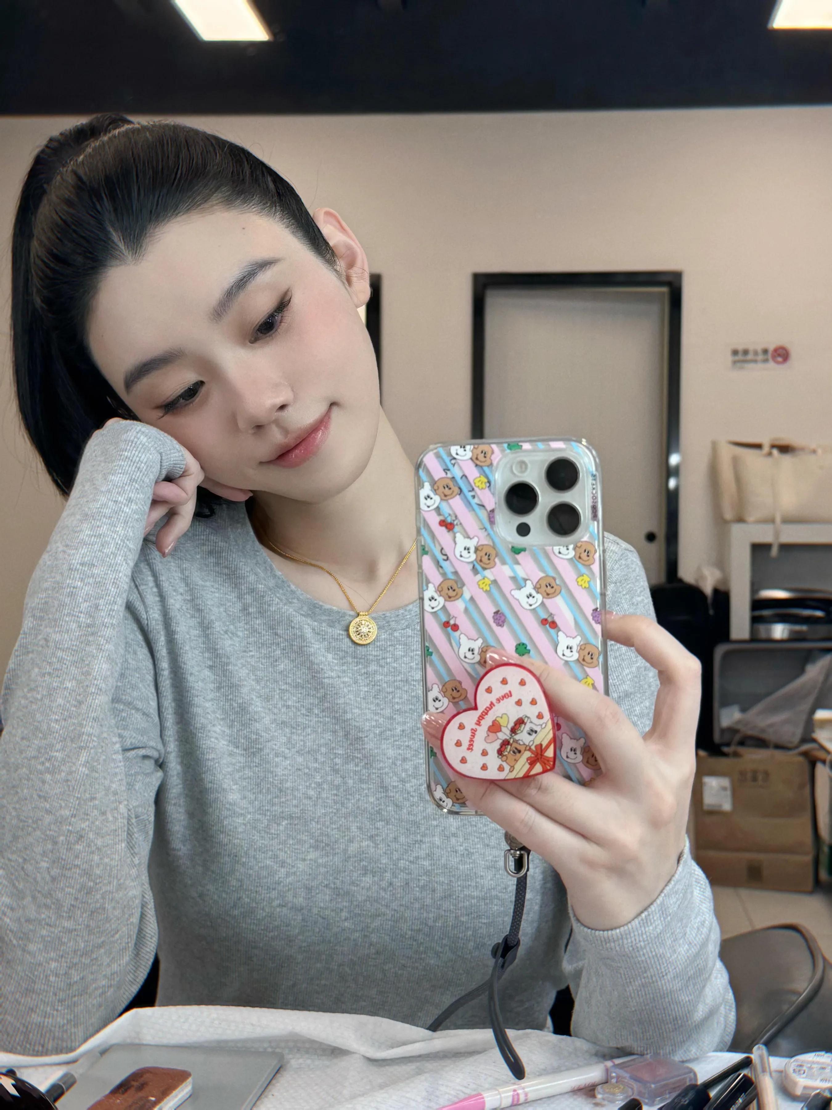奚梦瑶和何猷君看NBA，她穿新中式拿爱马仕包贵气，她戴黄金好看