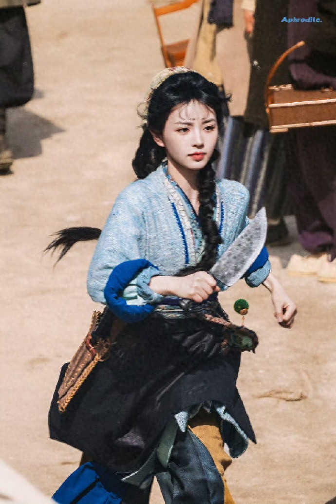 田曦薇打戏杀疯了，甜妹脸配金刚身，网友：这姐藏得太深