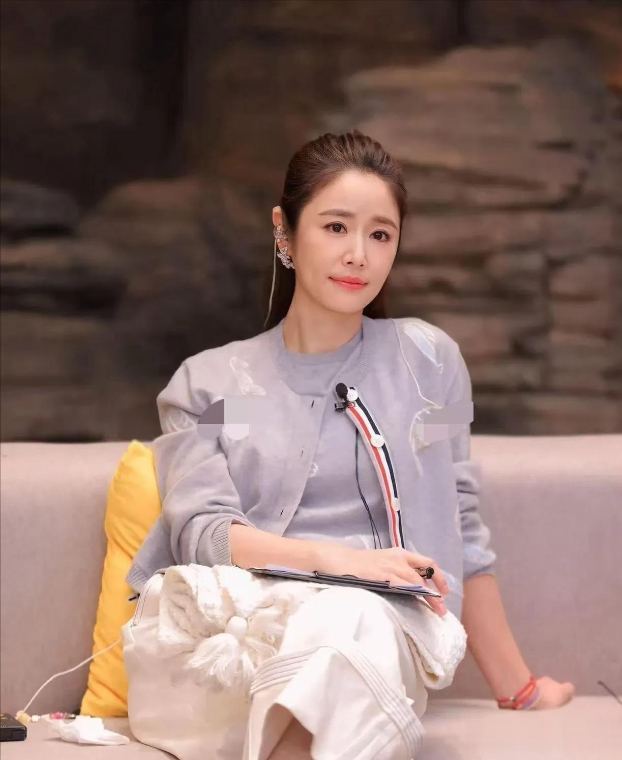 林心如胖了3公斤后惊艳全网：她的灰白穿搭，简约又高级