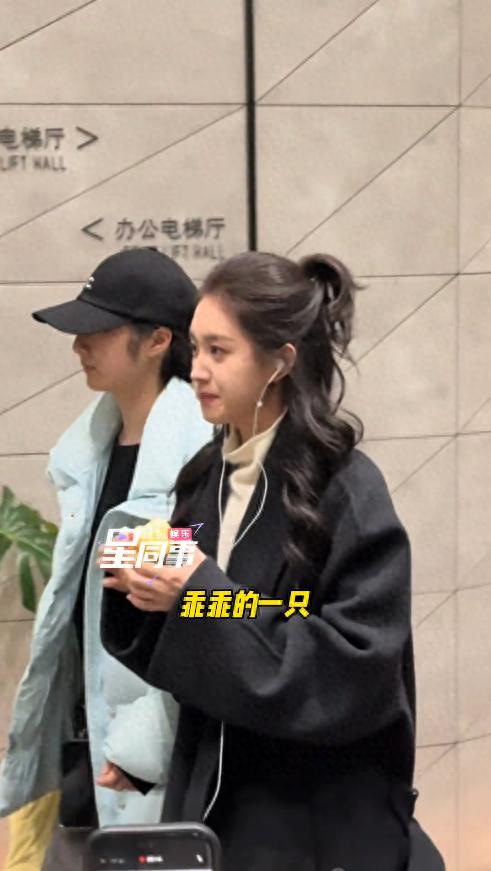 郭宇欣拍戏下班,穿大衣波浪发像港星,五官立体小巧有辨识度