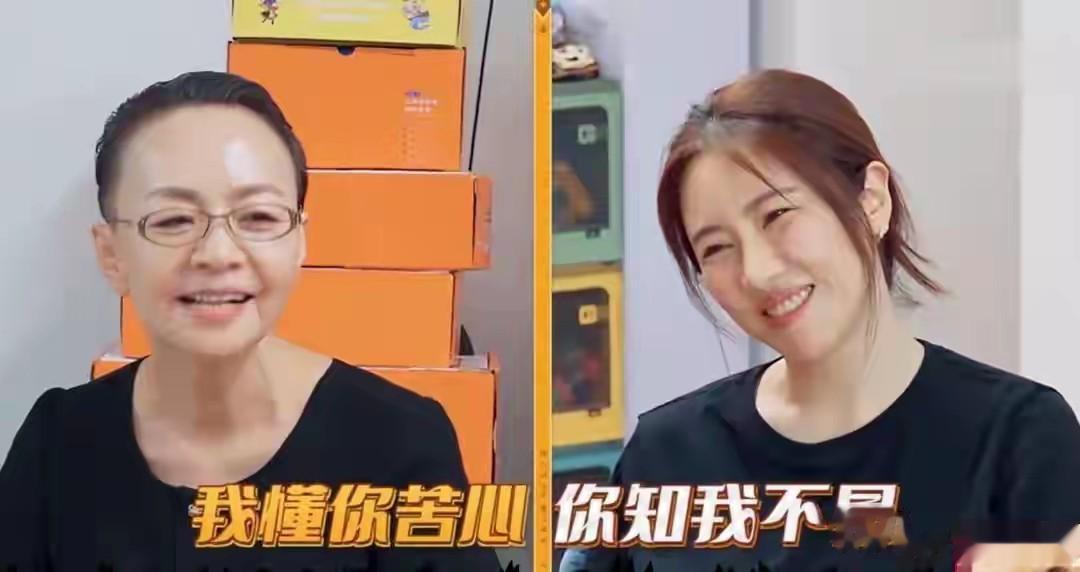 宋丹丹回国过元宵,两孙儿捧鲜花接机,与儿媳贴脸亲密,晚年幸福