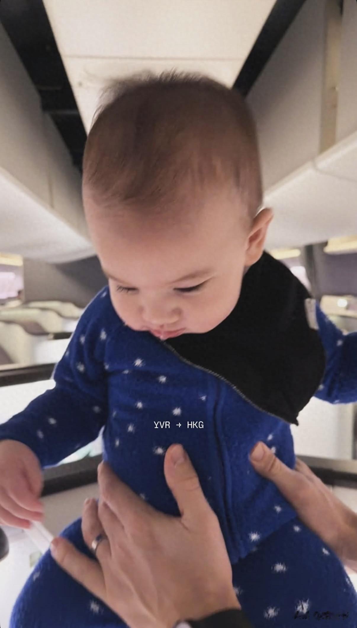 谢婷婷现身谢霆锋演唱会！外籍老公肤白腿长，女儿兴奋给舅舅应援