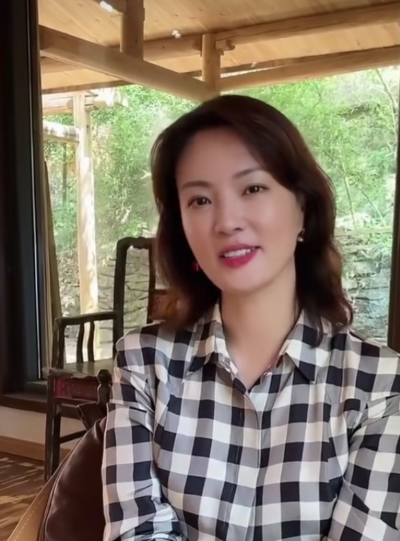 刘芳菲波浪卷发配格纹衬衫裙讲述教师家族温柔大气尽显东方女性美