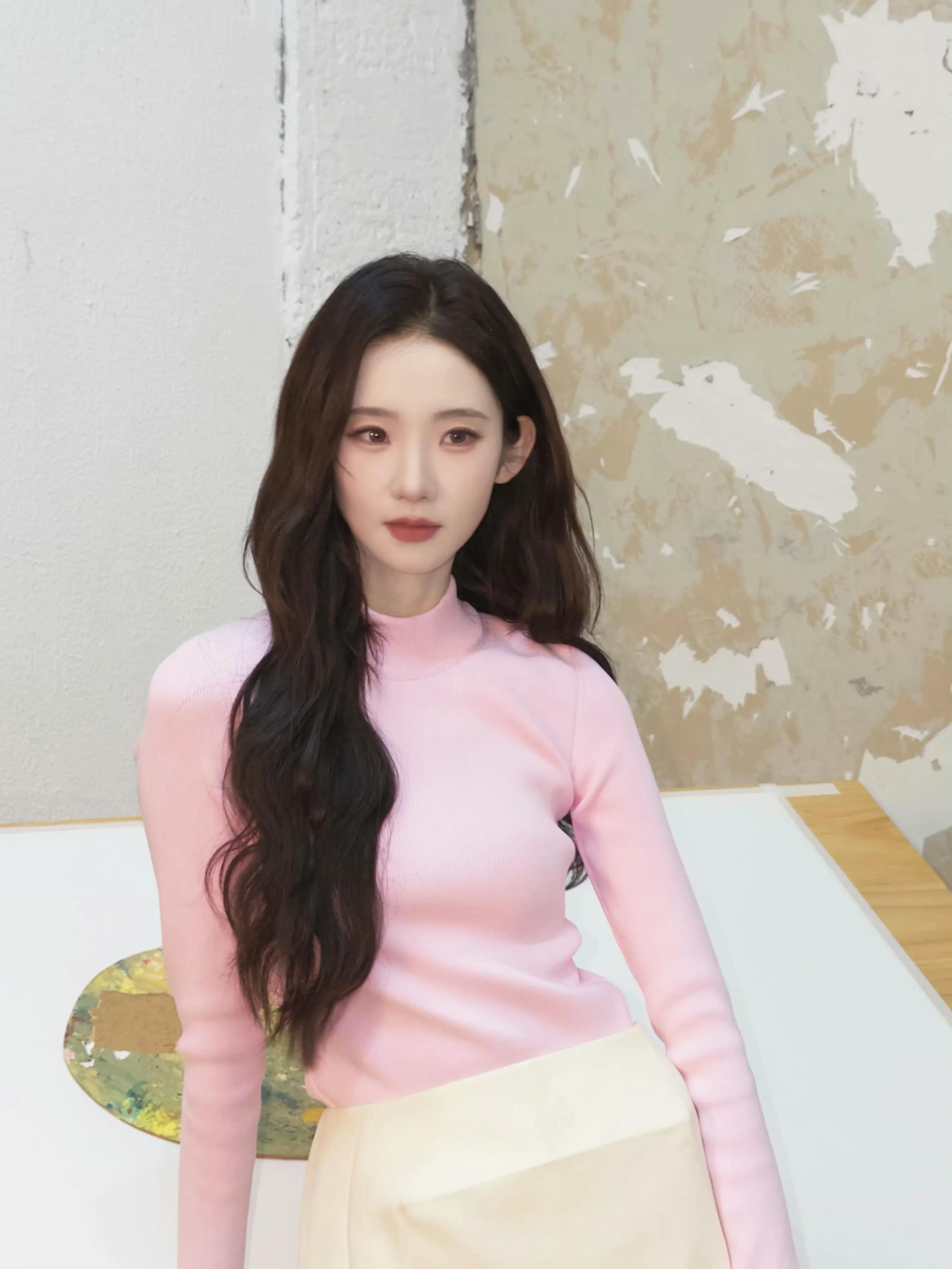张艺凡,粉色针织毛衣温柔可爱。