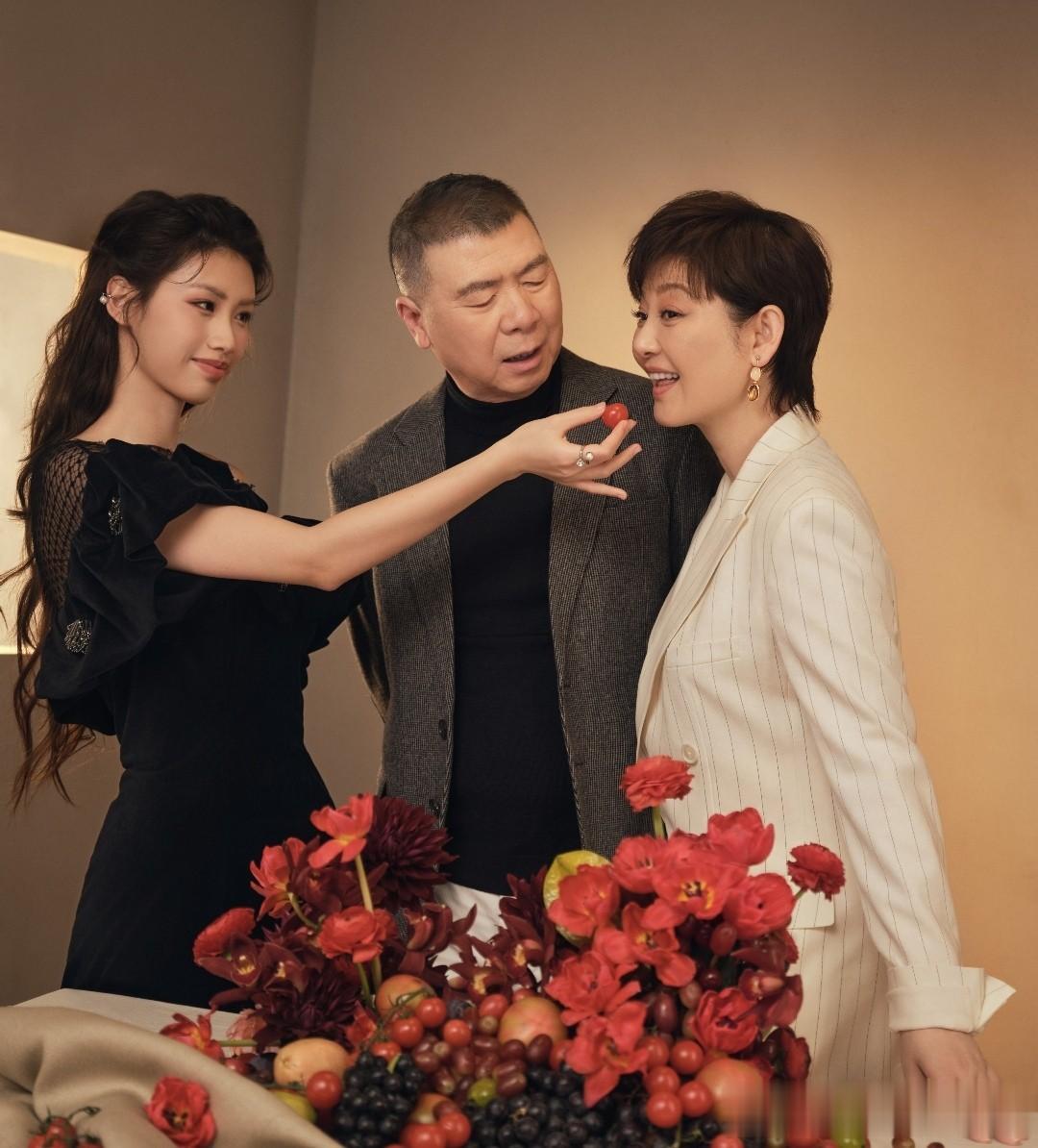 冯小刚家最新合影，冯小刚徐帆很有夫妻相，徐朵越来越漂亮了