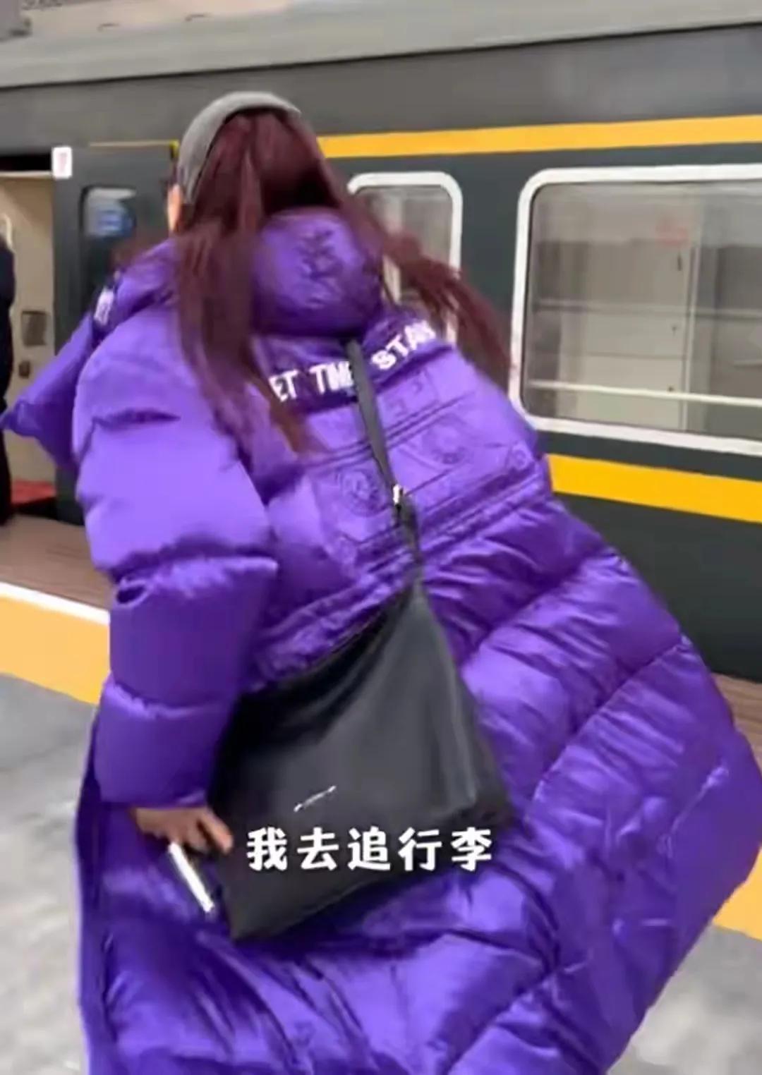 杜若溪携公婆乘火车返乡，全程18小时，一家几口同框十分幸福