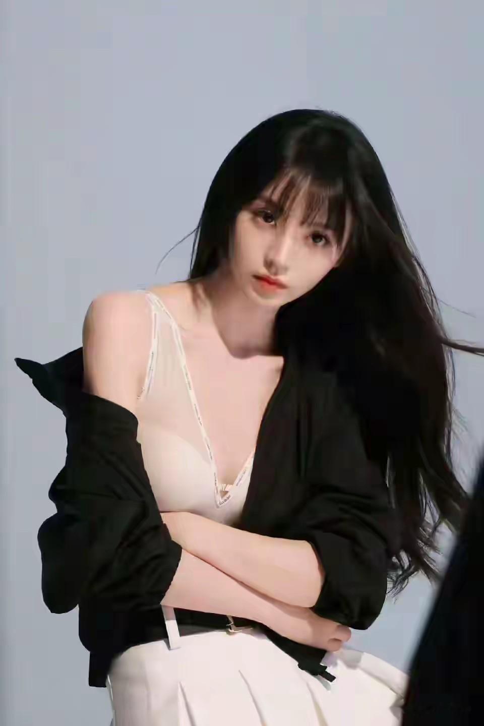田曦薇：美到出圈，也争议缠身，95花里最有话题的甜妹。