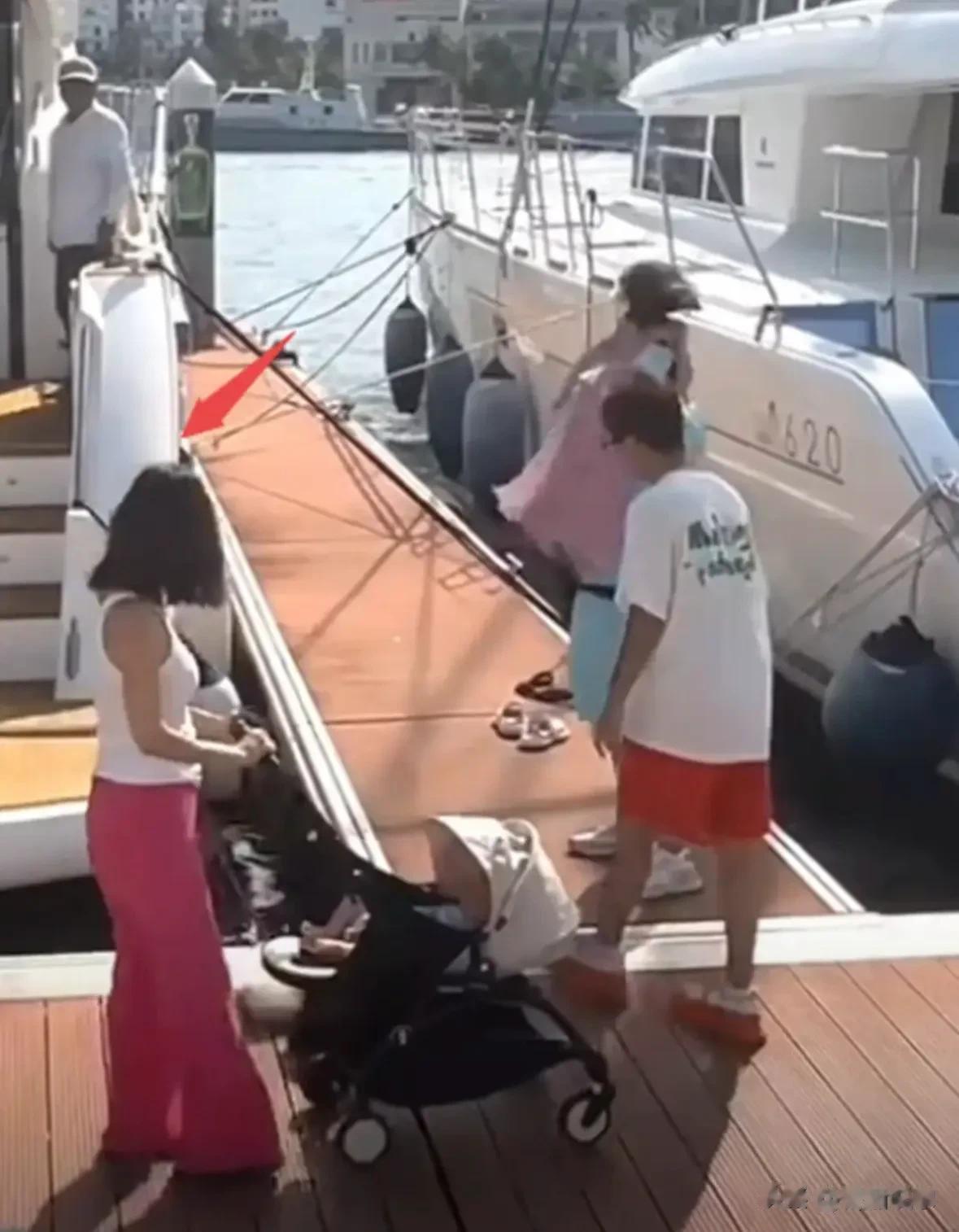 韩庚一家四口三亚被偷拍，全程抱女儿不撒手，卢靖姗身材挺真实