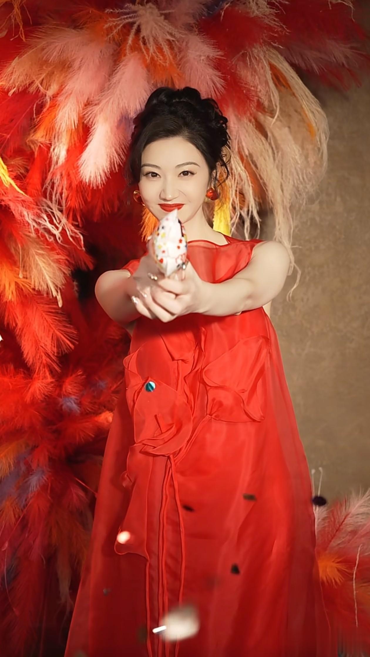 37岁景甜穿红色无袖连衣裙庆新年！喜庆氛围拉满，状态好得像27岁