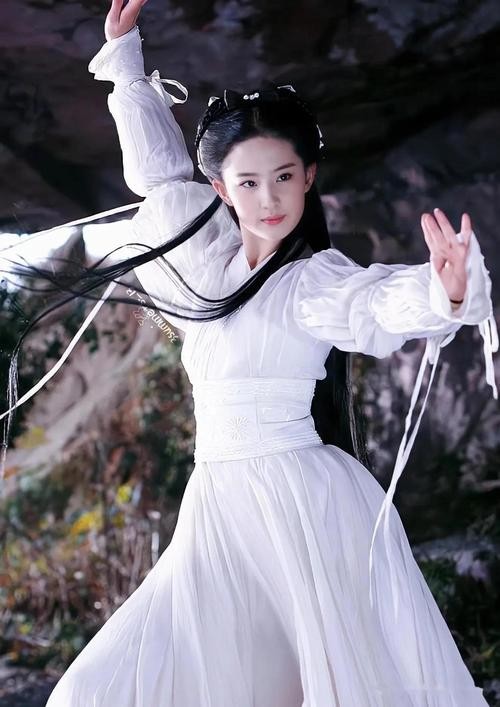 刘亦菲现实长什么样？路人镜头才是“照妖镜”，王晶的话有人信了