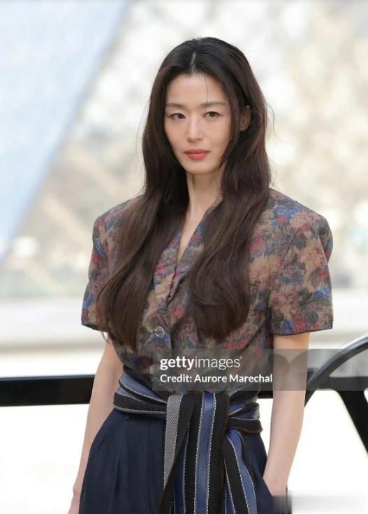 LV大秀太真实！Lisa三角区尴尬，全智贤面相大变，周冬雨真爷们儿