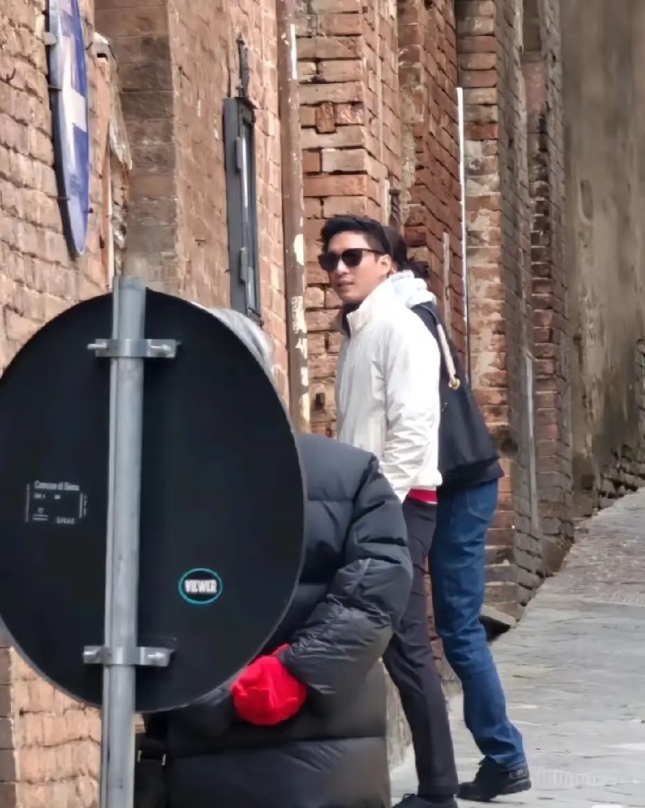 霍启山娜然意大利又被偶遇，两人打扮休闲街边漫步，感情真稳定