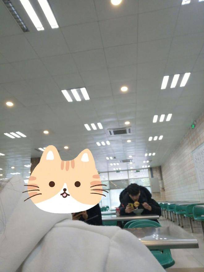 大学同学晒出张凌赫偷拍照！