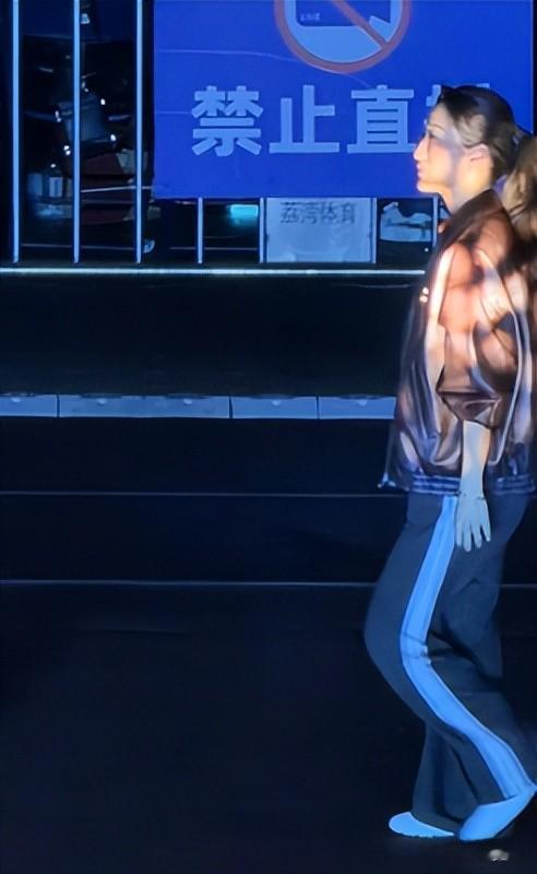 谢婷婷现身谢霆锋演唱会！外籍老公肤白腿长，女儿兴奋给舅舅应援