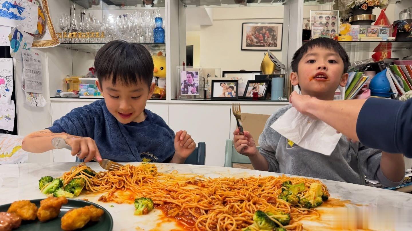 郑嘉颖家把意大利面倒桌上吃！孩子直接上手超满足