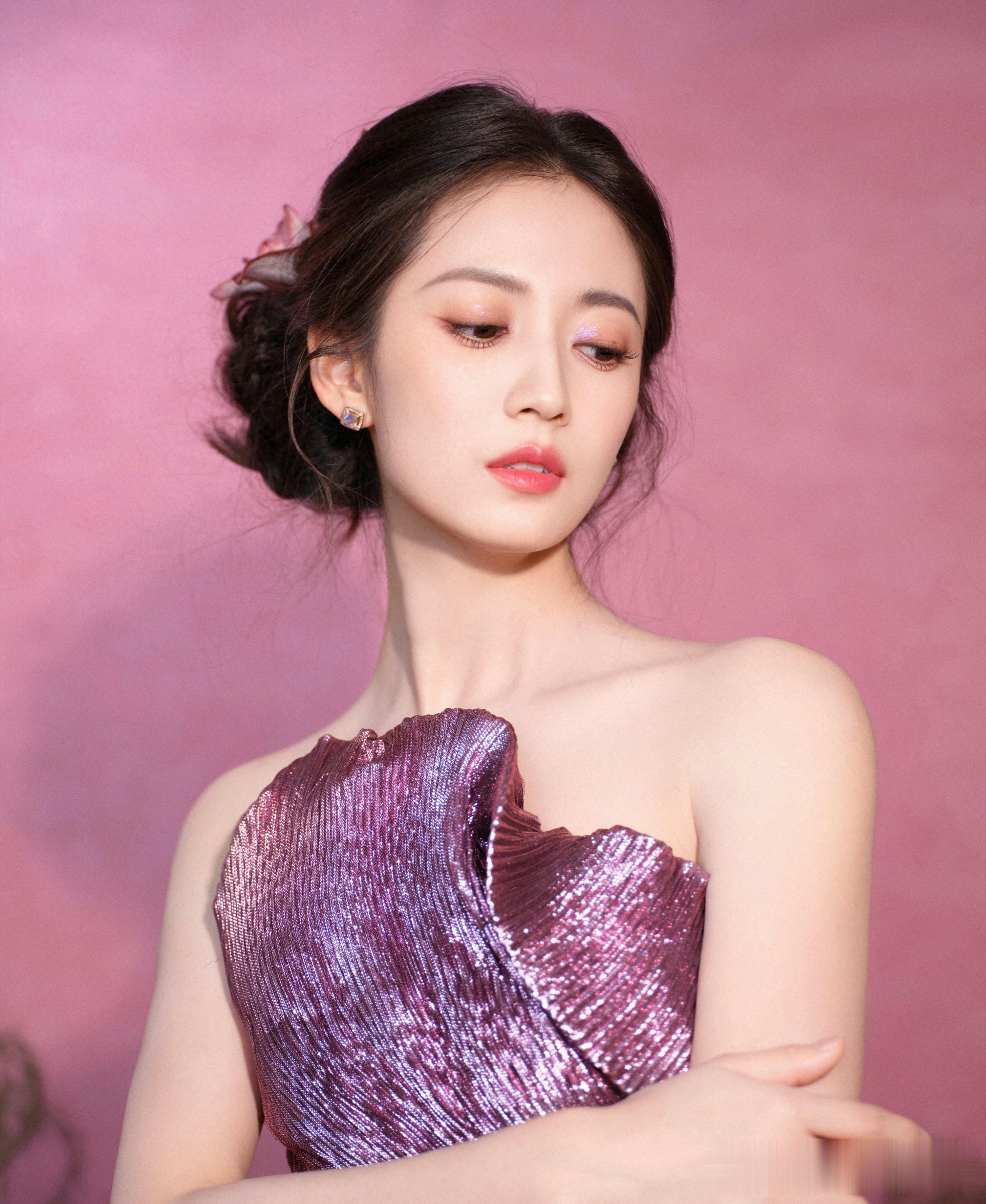陈钰琪这紫调抹胸裙是要美到犯规吗！