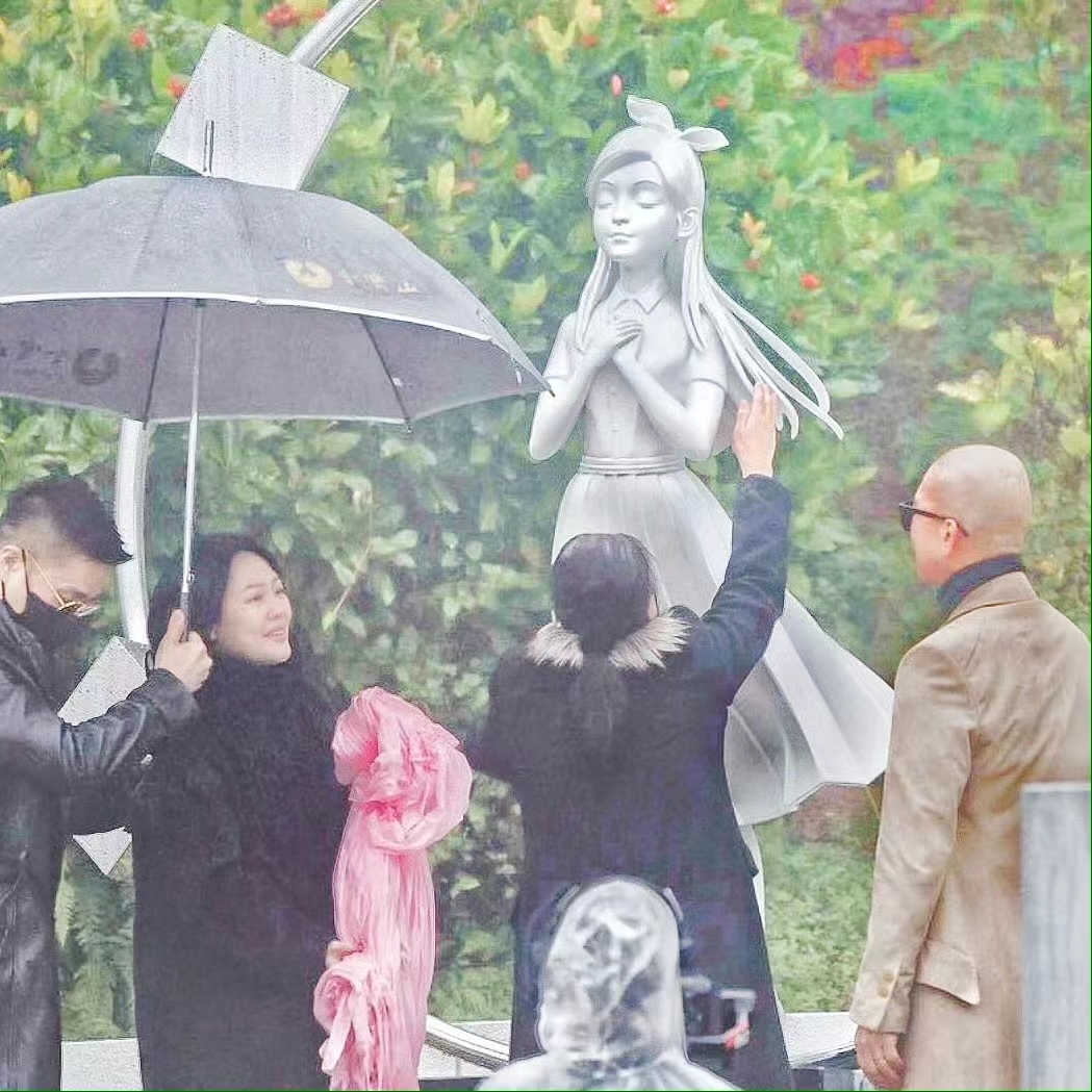 大S雕像不像引发热议，两个孩子和爸爸广州游，完全不受影响