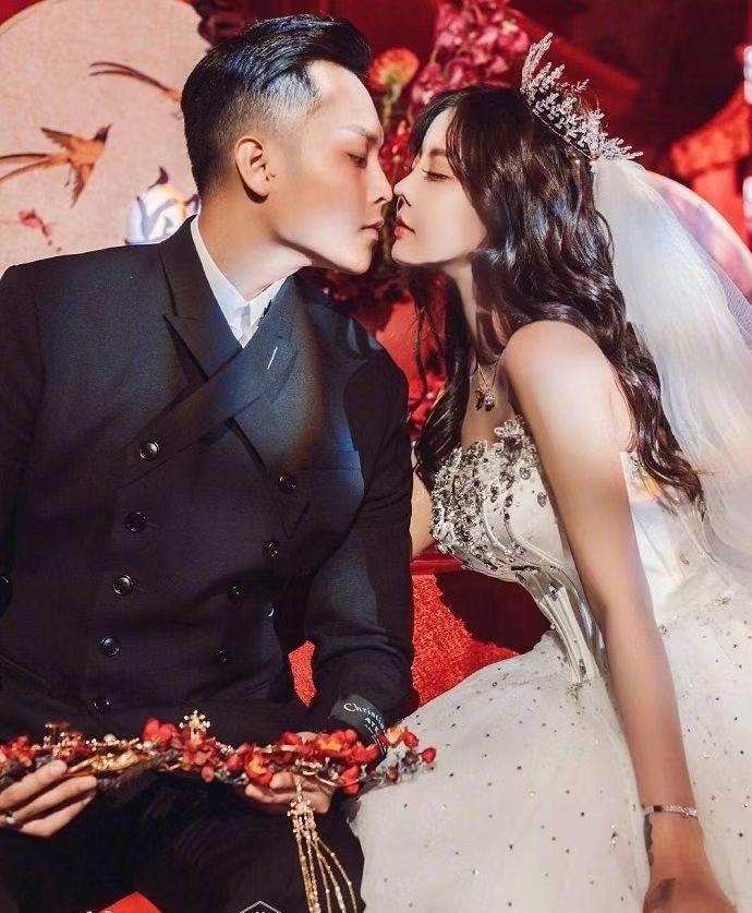 四次婚变、未婚先孕、撕裂母亲,整容33次,她26岁为何如此疯狂?