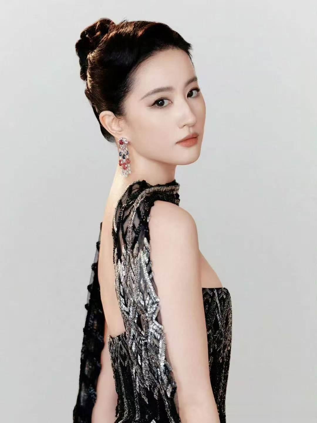 刘亦菲黑色抹胸裙搭配纱巾,盘起头发的样子内娱第一仙女!