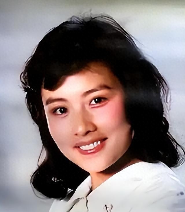 她一嫁演员祝延平，二嫁杜淳老爸杜志国，如今老了跟儿子相依为命