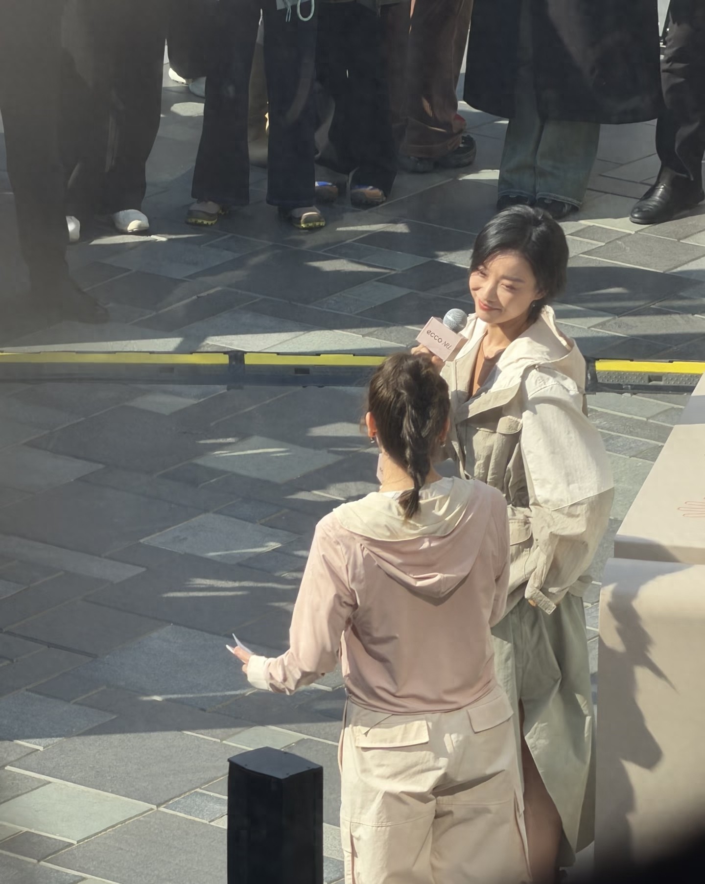 倪妮三里屯做活动，短发又美又飒，漂亮灵动！