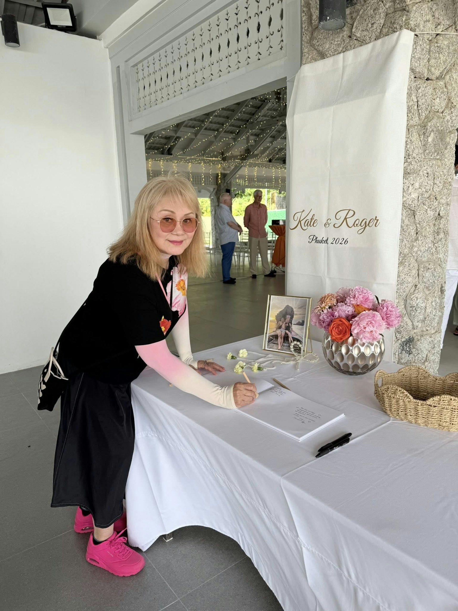 杨恭如39岁弟弟泰国大婚，外国妻子样貌普通，母亲穿旗袍优雅贵气