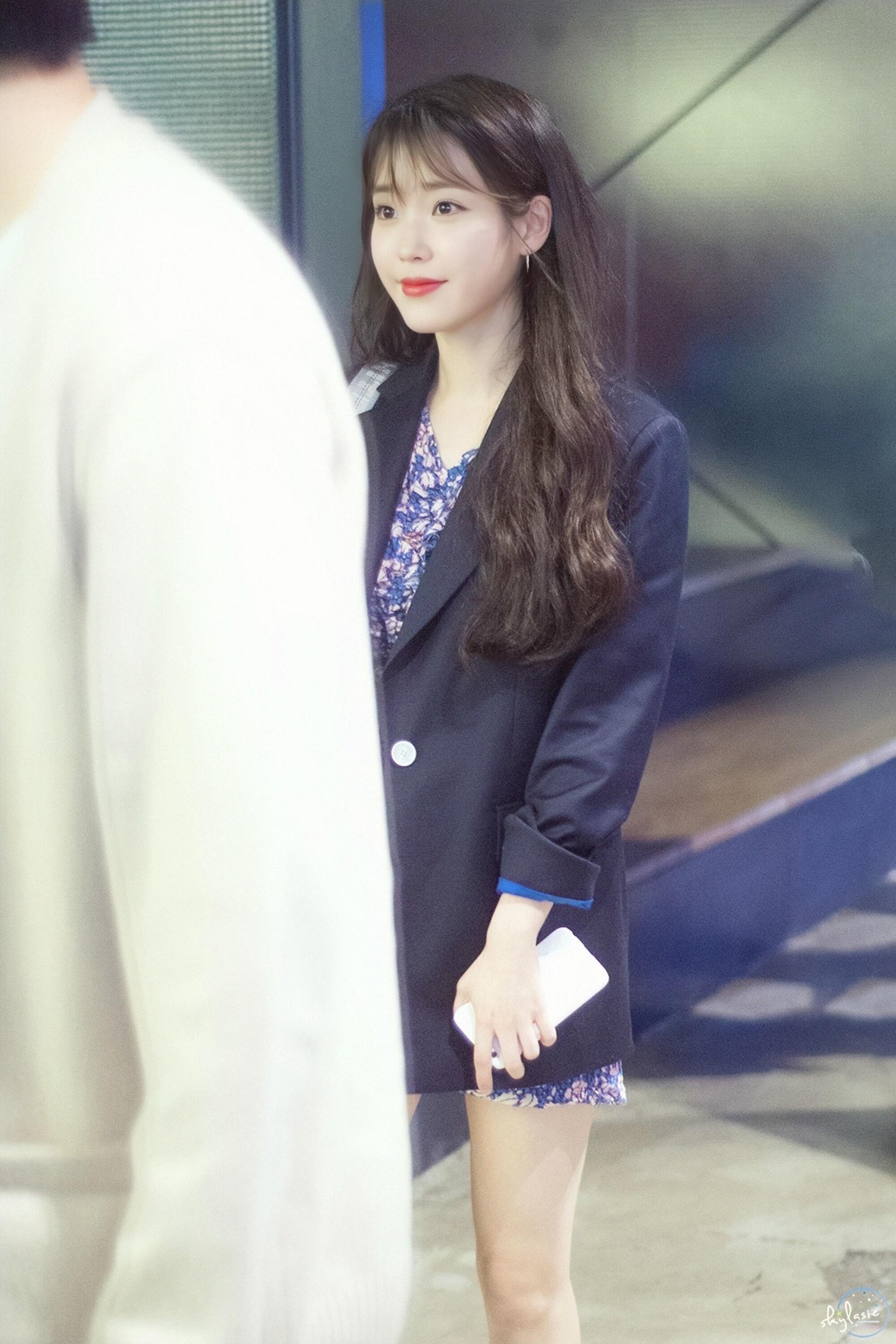 李知恩碎花裙 黑西装 ???