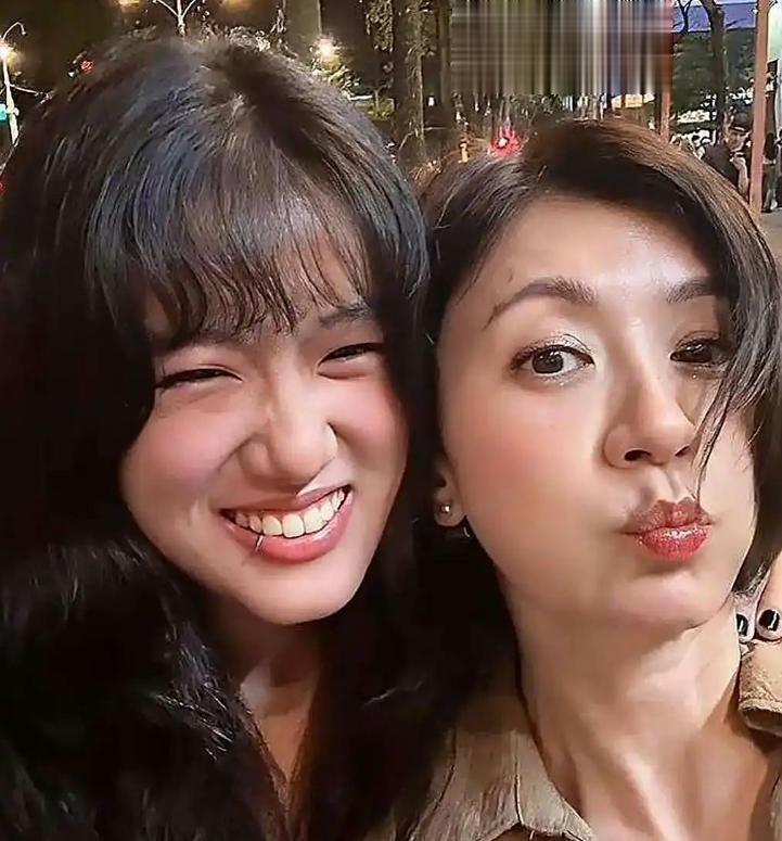 贾静雯也没想到，花2600万抢回的女儿，竟会当众给丈夫“甩脸子”