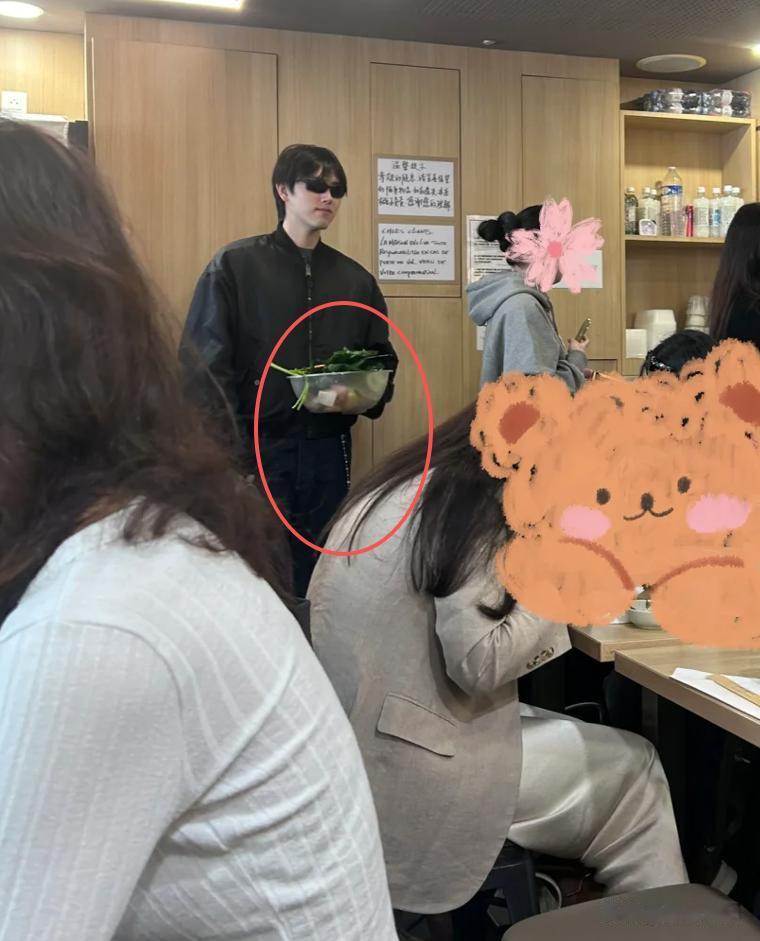 巴黎偶遇陈飞宇!素颜嘴凸明显黑眼圈抢镜,吃麻辣烫比耶好接地气