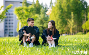 未婚妻为白月光抢我真少爷身份，却不知我爸妈早知一切，反手让她家破产