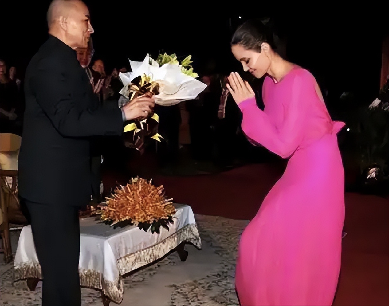 好莱坞巨星安吉丽娜朱莉现身柬埔寨，网友却热议：看这脸不像本人