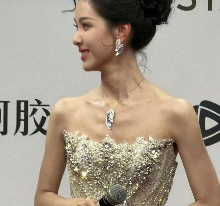 女明星的身材管理好厉害，陈都灵168cm仅90斤，肋骨清晰可见