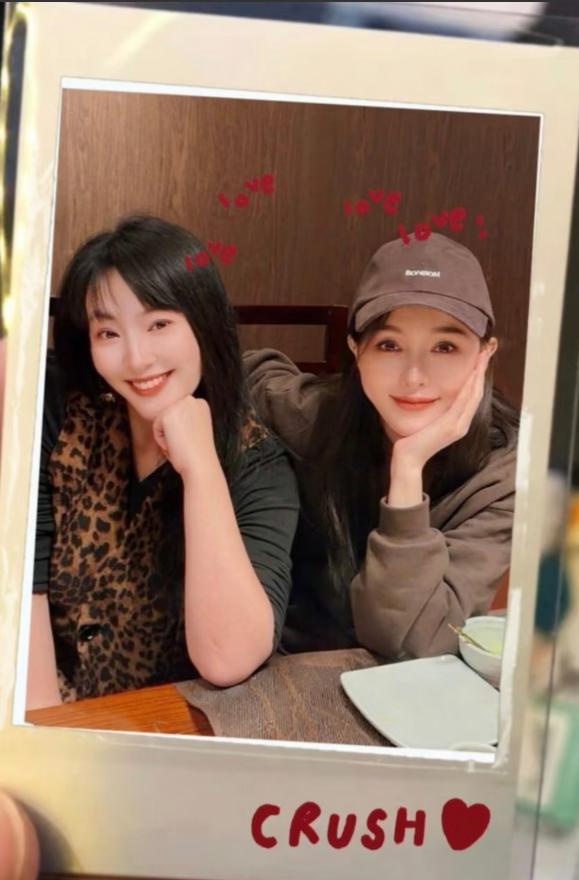 唐嫣和相识20年闺蜜合影！从同学到同组演戏，女儿还是同一天生日