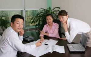 丈夫癌症晚期，她天天跳广场舞盼他早死，直到丈夫去世她火速过户，柜员一句话让她当场崩溃